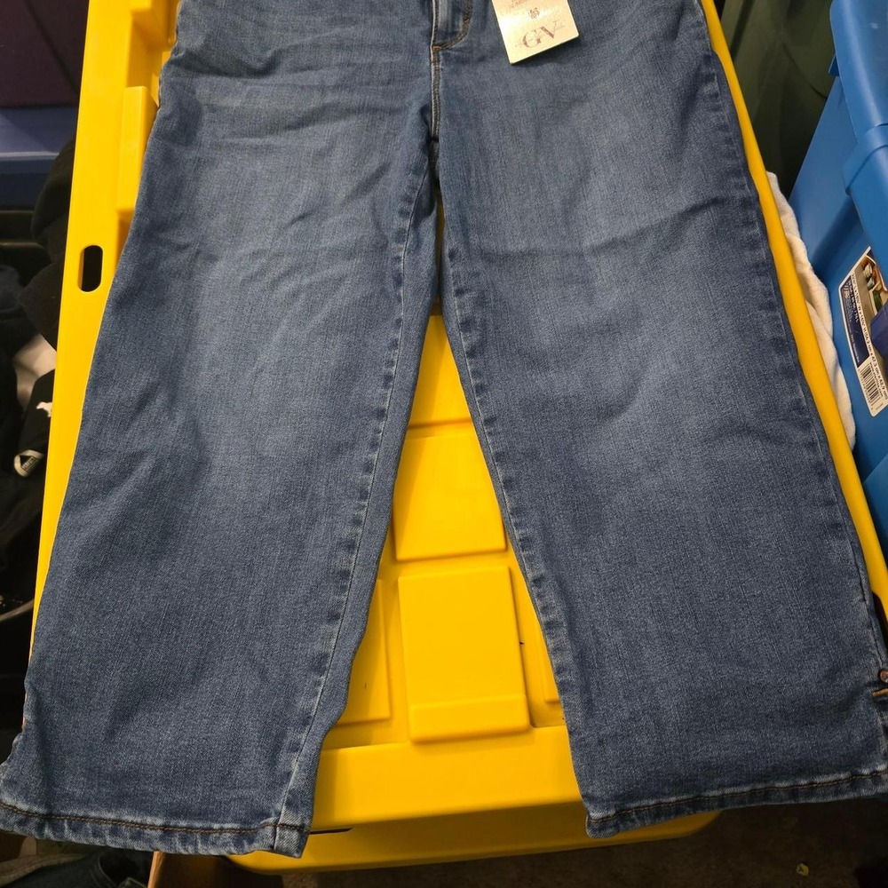 Gloria VanderbiltCapri jeans. Brand new with tags. size 6